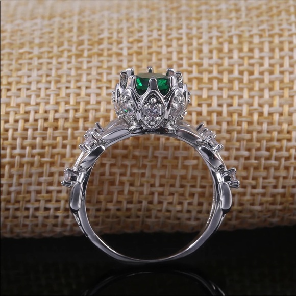 New Women’s Luxury 925 Silver Green Emerald Ring - Picture 3 of 5